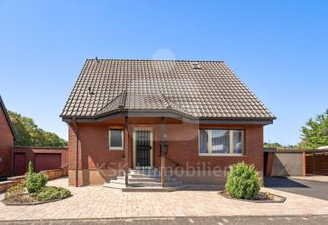 Frechen-Grefrath, frei stehendes, gepflegtes Einfamilienhaus mit großem Garten.
