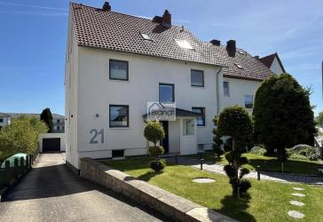Lichtdurchflutetes, aufwändig saniertes Mehrfamilienhaus mit weiterem Bauplatz in Rosdorf!