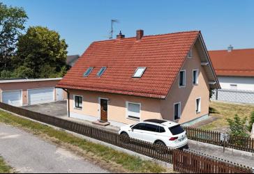 Freistehendes Einfamilienhaus mit 3 Garagen und großem Grundstück in Pirkensee/ Maxhütte - Haidhof