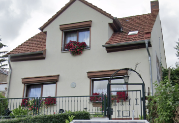 Sanierungsbedürftiges Einfamilienhaus mit separatem Wohnbungalow zur sofortigen Nutzung in Erfurt-Hochheim