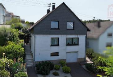Großzügiges Einfamilienhaus mit Garten und vielseitigen Nutzungsmöglichkeiten in Differten