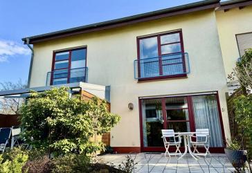 Attraktives Einfamilienhaus im Split-Level-Stil mit Sauna, Terrasse, Garten & Garage in gefragter Wohnlage