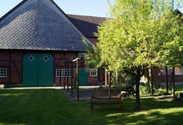 WOHNEN AUF GROßEM RESTHOF IM WESERBERGLAND