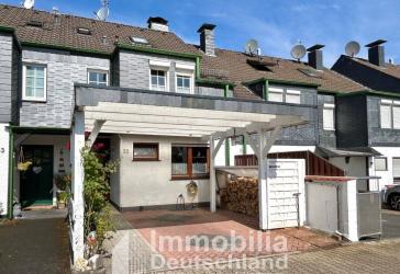 Platz für Familienträume: Besonderes Reihenhaus mit Kamin, West-Garten & Weitblick