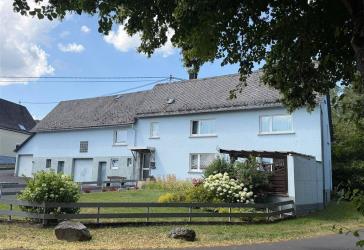 Nähe Rennerod! Einfamilienhaus mit Potenzial, Garagen und Garten!