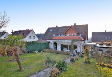 Familientraum in ruhiger Lage: Doppelhaushälfte mit Sonnengarten & Garage - renovierungsbedürftig