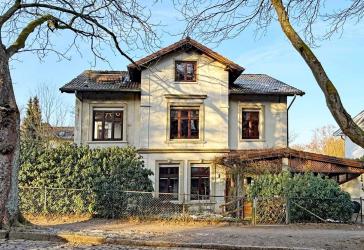 Villa zum Wachküssen in bester Lage: Villa auf herrlichem, ca. 1.319 m² großem Grundstück gen Süden