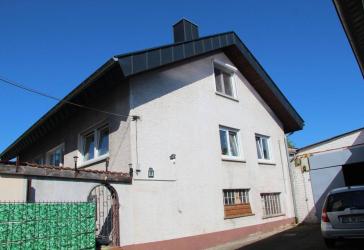 Großzügiges Haus mit Einliegerwohnung, Grundstück und Abstellhalle