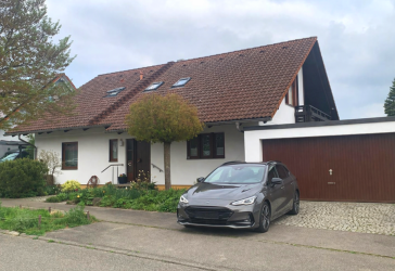 Großzügige 3-Zimmer-Wohnung mit Garten und Doppelgarage.