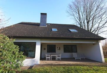 Ruheoase mit Blick in die freie Natur! Großzügiges EFH + Vollkeller + großem Grundstück in bester Lage zu verkaufen
