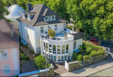 Repräsentative Stadtvilla mit Büroflächen und vielseitigem Wohnkonzept in zentraler Lage