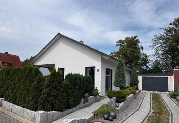 Direkt am Mittellandkanal – moderner Bungalow mit Traumgarten