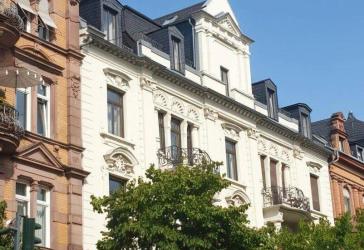 Von Privat: Wohntraum in der Taunusstraße: Wunderschöne Altbauwohnung mit idyllischem Garten
