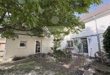 Familienfreundliches Einfamilienhaus mit 6 Zimmern, Balkon und Hobbyraum.