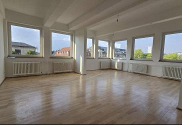 Großzügige sanierte 5 Zimmer Etagenwohnung in Rüttenscheid mit Balkon, Gäste Bad, Aufzug, 4. OG