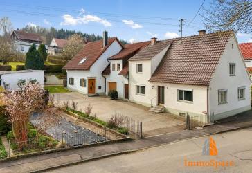 IMMOSPACE *** Cleveres Wohnpaket: Sofort-Bezug, Ausbauhaus zur Vermietung & Baulandreserve ***
