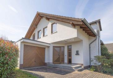 Gemütliches und zeitloses Eigenheim mit Garten und Garage in beliebter Wohngegend