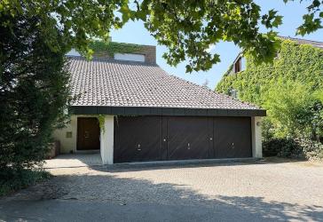 Rarität in Backnang: 'Freistehendes 1-2 Fam.-Architektenhaus mit, Balkonen, 3 Garagen, und Garten'
