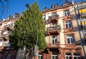 Charmante 3-Zimmer Maisonette-Wohnung mit Balkon und Skylineblick in Frankfurt Nordend-Ost