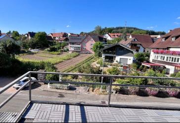 Helle 3,5-Zimmer-Dachgeschosswohnung mit Dachterrasse in Wollbach