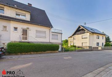Zweifamilienhaus mit Einliegerwohnung und großem Garten