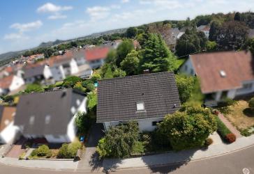Solides, freistehendes Einfamilienhaus mit großzügigem Garten, Terrasse und Garage in gepflegter Wohnlage von Wadgassen