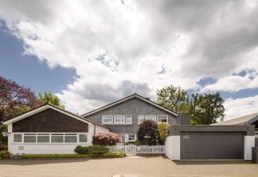 Modernisiertes Wohnhaus mit zusätzlicher Gewerbeeinheit + Top-Energiepaket (WP + PV + Speicher)