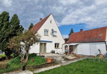 Grundstück mit sanierungsbedürftigem Einfamilienhaus in ruhiger Lage