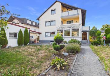 Attraktives Mehrfamilienhaus mit drei Wohneinheiten auf großzügigem Grundstück !
