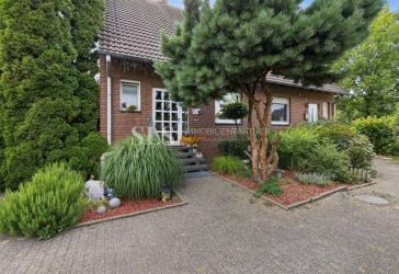 Doppelhaushälfte mit Garage, sonnigem Garten und Ausbaureserve im Dachgeschoss