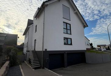 Niestetal-Sandershausen — hochwertiges Mehrfamilienhaus (EG, OG, DG / Penthouse) — Tiefgaragenstellplatz — Fahrstuhl vorhanden
