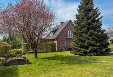 Klassisches Einfamilienhaus mit Vollkeller & Doppelgarage auf großem Grundstück Pinneberg-Waldenau