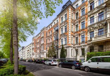 Wohnen über den Dächern: Exklusives Penthouse mit Loggia und Kaminoption