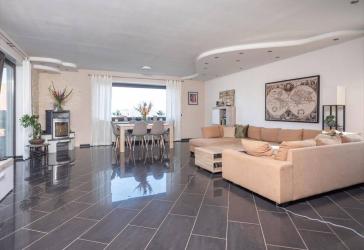 Exklusiver freistehender Bungalow mit Einliegerwohnung, Fernblick, Doppelgarage & großem Garten
