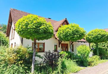 Gepflegtes Einfamilienhaus mit neuer Wärmepumpe, Fußbodenheizung und Traumgarten in Mettlach