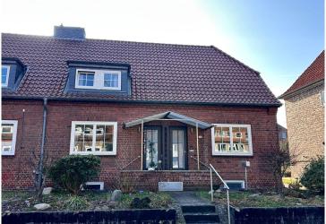 Geräumiges Reihenendhaus mit Nebengebäude in Stade