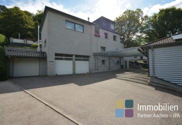IPA - Wohnen und Arbeiten unter einem Dach. Ein 2-Familienhaus mit kleine Gewerbefläche und Garagen