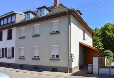 Mehrgenerationenhaus: 2 Wohnungen renoviert, Pool und traumhafte Außenanlage, Potenzial 3. Whg. DG