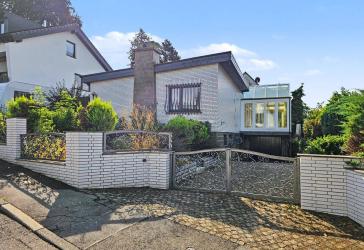 Aachen-Haaren: Ruhig gelegener Wohntraum mit charmantem Wintergarten und optimaler Anbindung