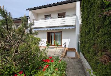 Reihenmittelhaus (teilsaniert) zum Kauf incl. hoher Garage - Provisionsfrei - frei ab sofort
