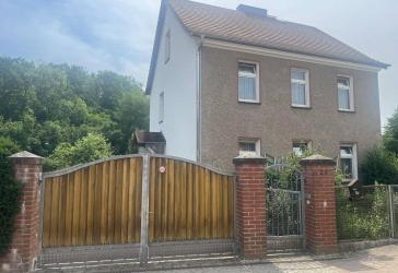 2 Familienhaus mit Scheune, Garagen und großem Garten