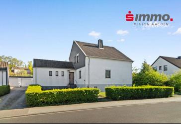 Frei stehendes, modernisierungsbedürftiges EFH mit Garage und außergewöhnlich großem Grundstück