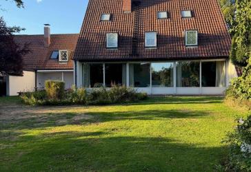 Großzügiges Einfamilienhaus mit mehreren Garagen und großem Grundstück in sehr guter Wohnlage