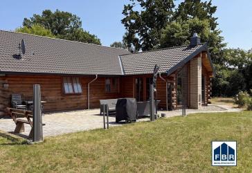 Blockhausarchitektur mit modernem Innenleben auf ca. 2.600 m² großem Grundstück