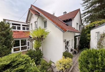 Hermann Immobilien: Charmante DHH mit Wintergarten, Garten & Garage in Schmitten