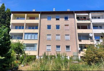 Großzügige 4-Zimmer-Wohnung mit Balkon, Gartenanteil und Garage