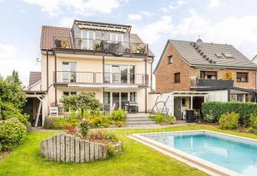 Großzügiges Einfamilienhaus mit Außenpool und vermietetem Dachgeschoss in ruhiger Lage!