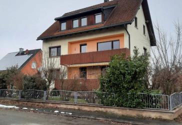 Gepflegtes 3 Familienhaus im Ortsteil Elsendorf mit großem Gartengrundstück zu verkaufen