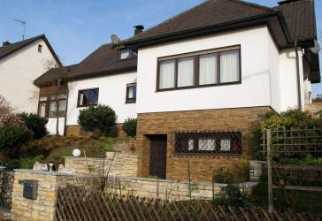 Großzügiges Familienhaus mit ca. 210 m² Wohnfläche & 800 m² Grundstück in Altdorf-Hagenhausen