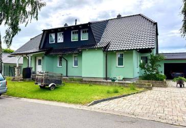 Einfamilienhaus in gehobener Ausstattung mit Garage und Balkonen